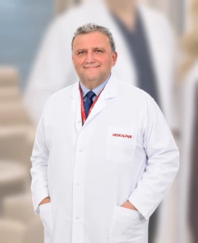 Prof. Dr. Ahmet Zeki Işık beyaz önlükle embriyo kültürü ve Embriyoskop değerlendirmesi için klinikte