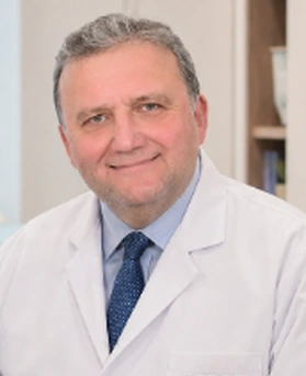 Erkek doktor çiftle infertilite risk faktörlerini doğal görüşme anında değerlendiriyor