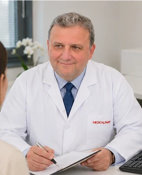Prof. Dr. Ahmet Zeki Işık hastayla beslenme ve yaşam tarzı planını değerlendiriyor