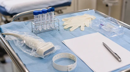 Embriyo transferi için hazırlanan ultrason probu, steril tüpler ve klinik malzemeler