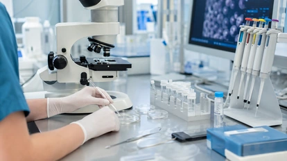 Embriyoloji laboratuvarında mikroskop ve numune kaplarıyla hassas çalışma